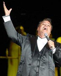 Juan Gabriel.jpg - JUAN GABRIEL A raíz de la muerte de Rocío Dúrcal, el nombre del compositor y cantante michoacano volvió a salir a la luz pública y de esa manera las nuevas generaciones de españoles tomaron contacto con el nombre del autor de muchas de las canciones de la artista ''española más mexicana'' que ha habido. 